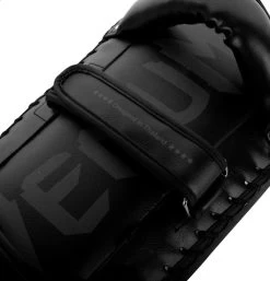 VENUM GIANT KICK PADS - BLACK/BLACK -Boxing Shop s335907598948138341 p608 i4 w1112